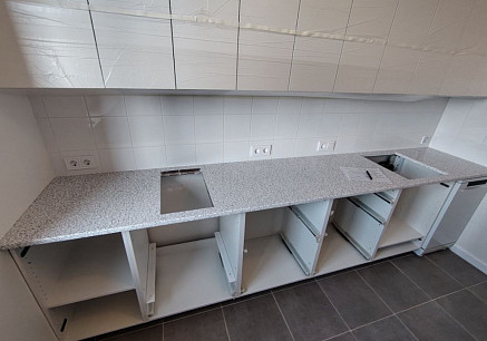 Кухонная столешница из камня Grandex J510 Terazzo Bianco — фото в интерьере