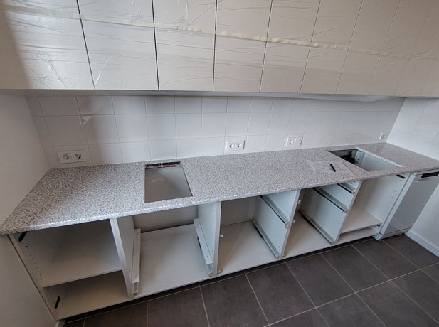 Кухонная столешница из камня Grandex J510 Terazzo Bianco — фото в интерьере