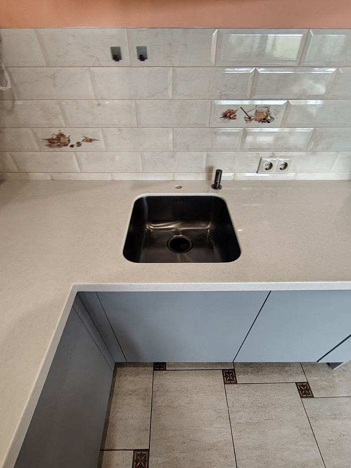 Бесшовный угол и кромка столешницы Staron SB412 Birch крупным планом