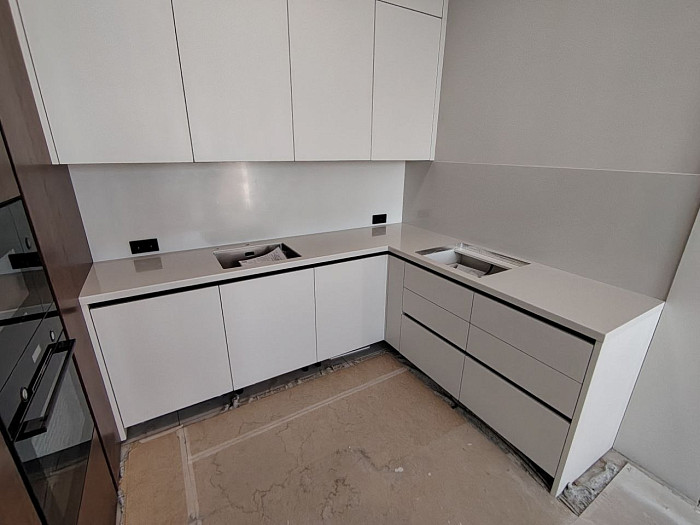 Бесшовный стык столешницы со стеновой панелью Grandex S217 Midnight Sky крупным планом