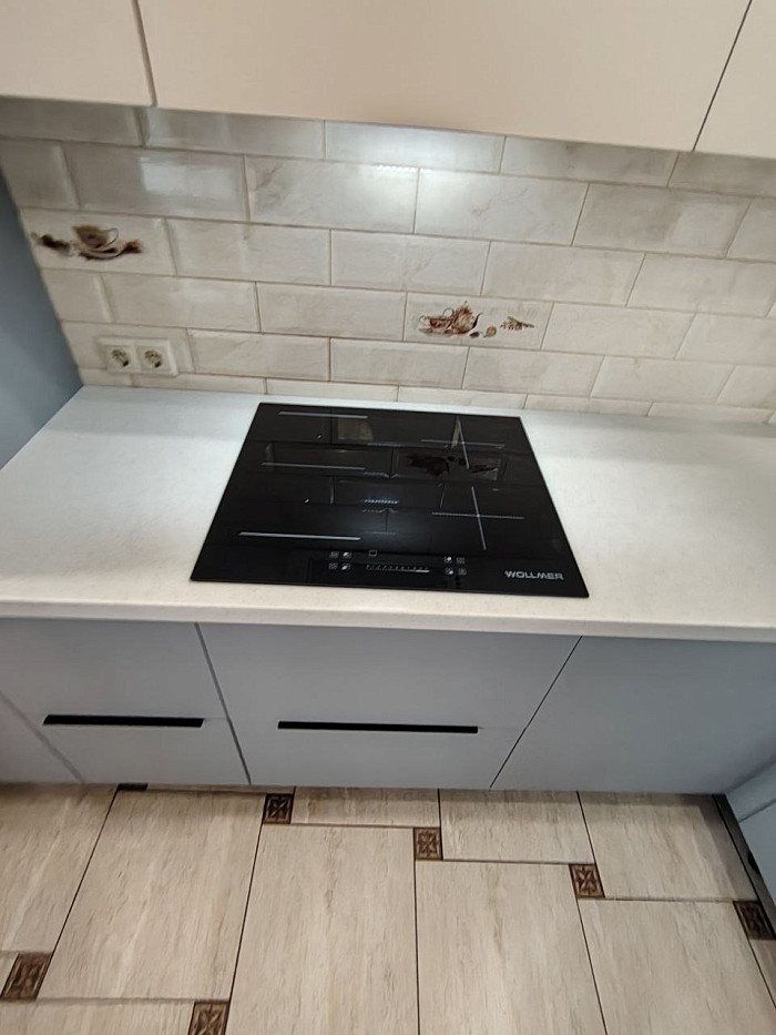 Бесшовный угол и кромка столешницы Staron SB412 Birch крупным планом