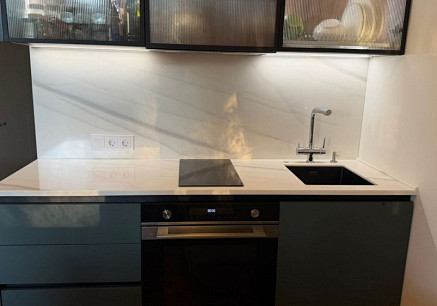 Столешница и стеновая панель из камня Durasein DM5070 Morning Air — фото в интерьере