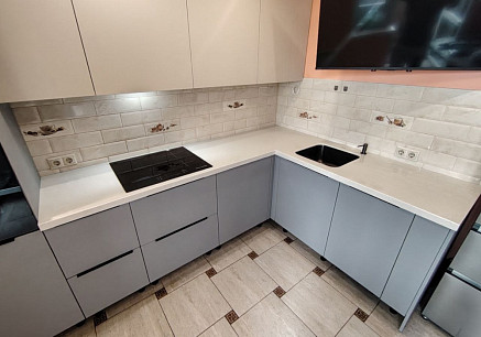 Г-образная столешница для кухни из камня Staron SB412 Birch — фото в интерьере