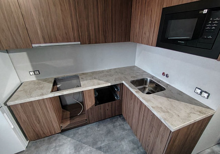 Угловая столешница для кухни из камня Staron VD175 Dandelion — фото в интерьере