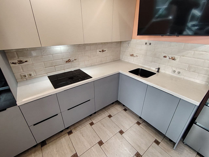 Бесшовный угол и кромка столешницы Staron SB412 Birch крупным планом